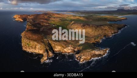 Vue aérienne de la péninsule de Horn Head avec ses falaises spectaculaires et ses pâturages verdoyants surplombant l'océan Atlantique dans le comté de Donegal, en Irlande. Banque D'Images