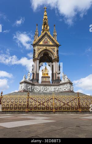 Le mémorial Albert à Kensington Gardens Londres contre un ciel bleu Banque D'Images