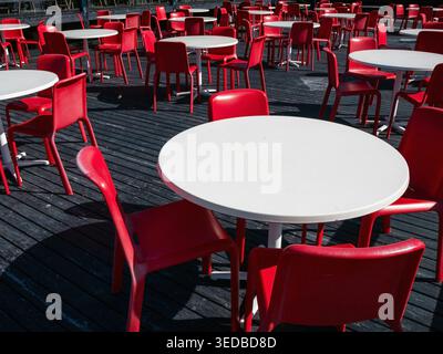 terrasse de café vide avec tables et chaises en plastique à l'extérieur Banque D'Images