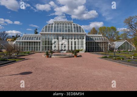 Helsinki, Finlande - 16 mai 2025 : Palm House de 1889 dans le jardin botanique de l'Université d'Helsinki Banque D'Images