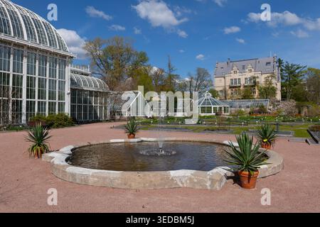 Helsinki, Finlande - 16 mai 2025 : jardin botanique de l'Université d'Helsinki avec Palm House et bâtiment du musée botanique. Banque D'Images
