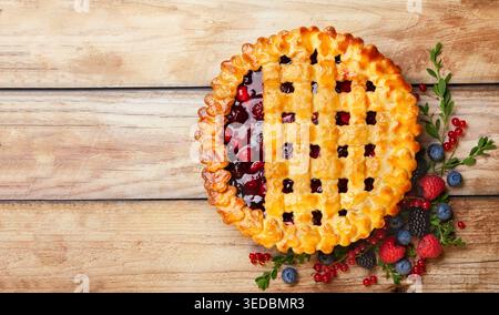 Tarte aux baies d'été maison sur fond en bois rustique avec espace de copie. Vue de dessus. Banque D'Images