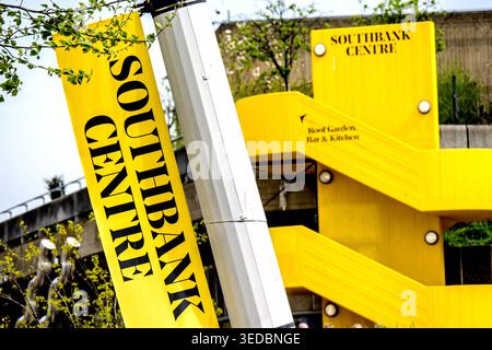 Londres, Royaume-Uni. Southbank Centre - bannière et escalier en béton jaune vif Banque D'Images