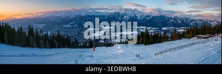 Un panorama hivernal des montagnes des Tatras vu de la station balnéaire de Zakopane en Pologne Banque D'Images