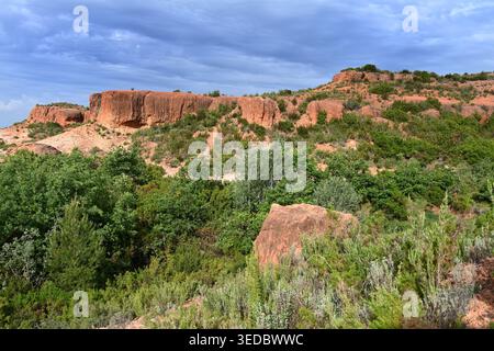Paysage spectaculaire des affleurements ou formations de grès, d'ocre et d'argile rouge dans la vallée de l'Infernet entre Vitrolles et les Pennes-Miabeau Provence France Banque D'Images
