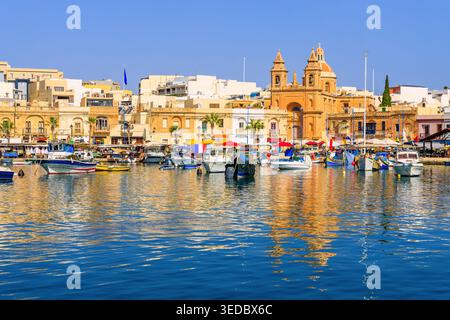 Malte, Marsaxlokk. Bateaux de pêche traditionnels dans le village méditerranéen. Banque D'Images