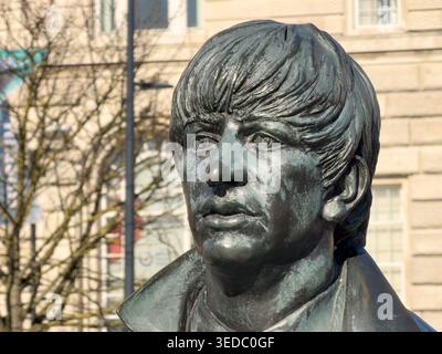LIVERPOOL, MERSEYSIDE, ANGLETERRE - 19 AVRIL 2026 : vue rapprochée détaillée de la statue de bronze de Ringo Starr, qui fait partie du groupe de statues des Beatles Banque D'Images