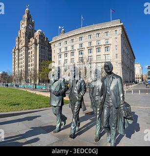 LIVERPOOL, MERSEYSIDE, ANGLETERRE - 19 AVRIL 2026 : statues en bronze des Beatles à Pier Head avec l'emblématique Royal Liver Building Banque D'Images
