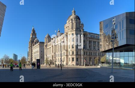 LIVERPOOL, MERSEYSIDE, ANGLETERRE - 19 AVRIL 2026 : Royal Liver Building, Cunard Building et Port of Liverpool Building à Pier Head Banque D'Images