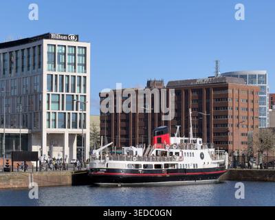 LIVERPOOL, MERSEYSIDE, ANGLETERRE - 19 AVRIL 2026 : le restaurant et bar Daffodil, un ferry Mersey réaménagé situé à Canning Dock Banque D'Images