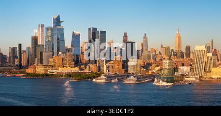 Vue aérienne de New York sur les gratte-ciel de Midtown Manhattan, avec les gratte-ciel Hudson Yards, le front de mer de l'Hudson River et les jetées de Chelsea Banque D'Images