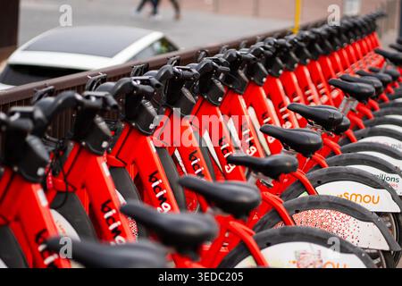 Barcelone, Espagne, 15 mars 2026 - les vélos Red Bicing alignés à une station d'accueil dans la ville Banque D'Images