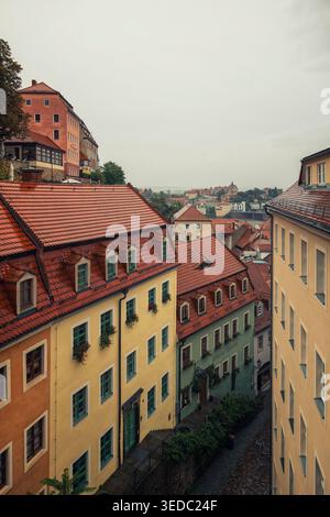 Meißen, Allemagne - 2024-09-15 : une charmante vue panoramique sur les bâtiments historiques aux façades colorées et aux toits de tuiles rouges dans la vieille ville de Meißen, Banque D'Images