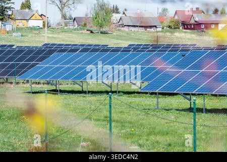Vue rapprochée d'une rangée de panneaux solaires installés dans une petite ville de campagne par une belle journée ensoleillée Banque D'Images