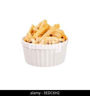 Bâtonnets de pain de blé tranchés rougeoyants comme croûtons dans un bol en céramique blanche isolé sur fond blanc. Modèle de restauration rapide pour le menu, la publicité, la couverture. Banque D'Images