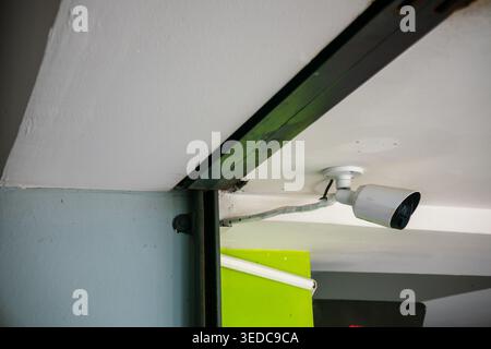 Cette image montre une caméra de sécurité montée au plafond, offrant une vue dégagée de la zone surveillée pour une sécurité et une surveillance accrues. Banque D'Images