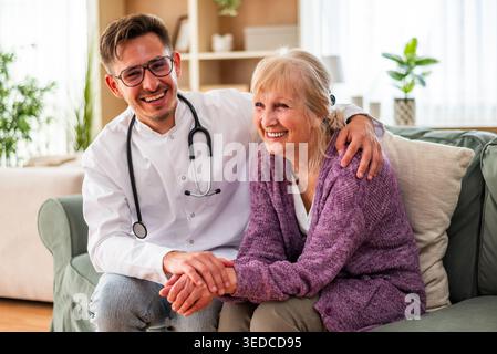 Un professionnel de la santé et un patient âgé partagent un moment chaleureux, mettant en avant la confiance, les soins et le rétablissement réussi. Banque D'Images