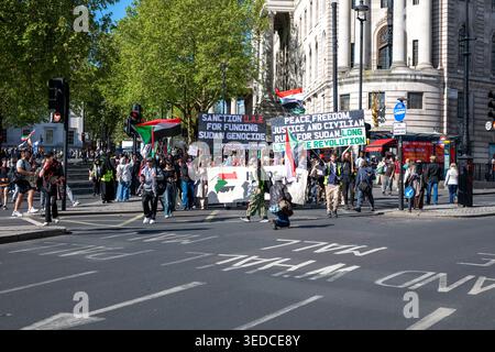 Les gens manifestent dans le centre de Londres le 25 avril 2026 pour la paix et ean fin au génocide au Soudan Afrique Banque D'Images