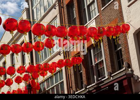 Lanternes chinoises rouges traditionnelles suspendues au-dessus de Gerrard Street à Chinatown, Soho, Londres, Royaume-Uni Banque D'Images