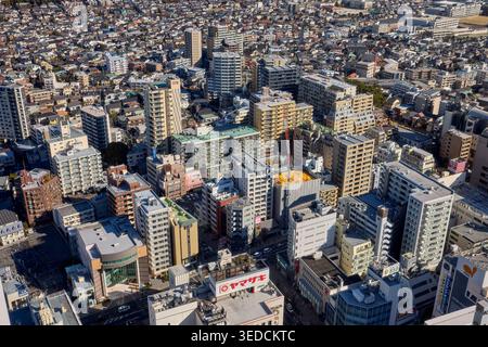 Vue d'en haut de la zone densément construite avec des bâtiments modernes dans la ville d'Ichikawa, Tokyo, Japon. Banque D'Images