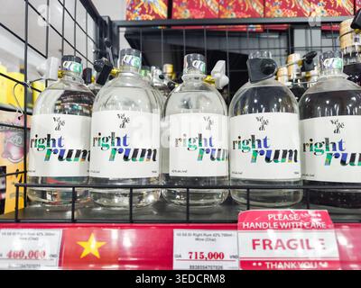 Bouteilles de Về Để Đi Right Rum, un rhum blanc artisanal produit au Vietnam, sur une étagère de supermarché Banque D'Images
