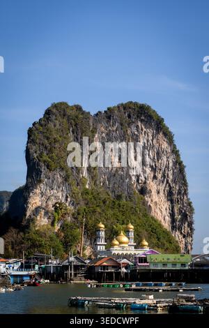 Vue depuis la baie de Phang Nga de Ko Panyi, également connu sous le nom de Koh Panyee, un village de pêcheurs musulman flottant dans la province de Phang Nga, en Thaïlande, remarquable pour être Banque D'Images