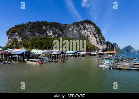 Vue depuis la baie de Phang Nga de Ko Panyi, également connu sous le nom de Koh Panyee, un village de pêcheurs musulman flottant dans la province de Phang Nga, en Thaïlande, remarquable pour être Banque D'Images