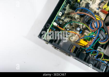 Vue rapprochée d'une carte de circuit imprimé complexe présentant des fils colorés et divers composants électroniques, idéale pour la technologie et les thèmes d'ingénierie. Banque D'Images