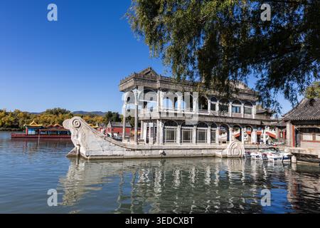 Le Marble Boat du Summer Palace Beijing présente une architecture de style occidental, avec un extérieur conçu pour ressembler à un bateau à aubes. Banque D'Images