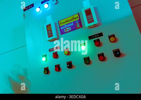 Un panneau de commande vibrant présentant des voyants lumineux colorés et divers interrupteurs, idéal pour démontrer l'automatisation et la technologie dans un ensemble industriel Banque D'Images
