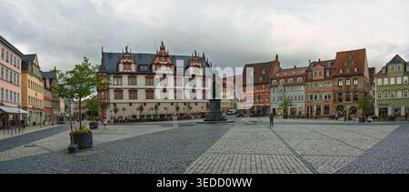 Coburg, Allemagne - 16.09.2024 : une vue panoramique sur la Marktplatz historique (place du marché) avec le Stadthaus et le monument du Prince Albert Banque D'Images