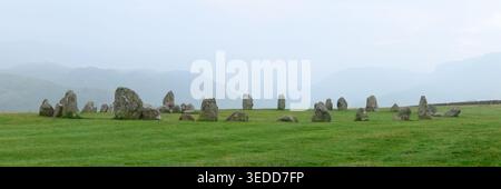 Vue panoramique sur Castlerigg Stone Circle par un matin d'été brumeux près de Keswick dans le Lake District, Royaume-Uni. Banque D'Images