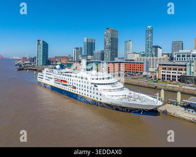 Liverpool, Merseyside, Royaume-Uni. 04.23.2026 Hamburg Cruise paquebot amarré sur la rivière Mersey. 23 avril 2026. Banque D'Images