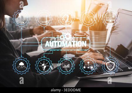 Concept de technologie d'automatisation avec icônes et lieu de travail moderne montrant les mains tapant sur ordinateur portable avec des graphiques, des données et des symboles cloud Fluxor. Banque D'Images