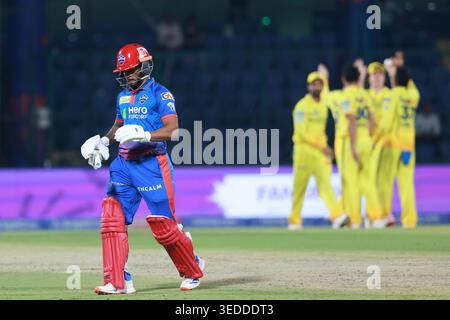 New Delhi, Inde. 05 mai 2026. Mukesh Choudhary des Chennai Super Kings et son équipe célèbre après avoir pris un guichet lors des Delhi Capitals vs Chennai Super Kings, 48ème match de la Indian premier League 2026 au stade Arun Jaitley, New Delhi, Inde, le 5 mai 2026. Crédit : Avijit Das/Alamy Live News Banque D'Images