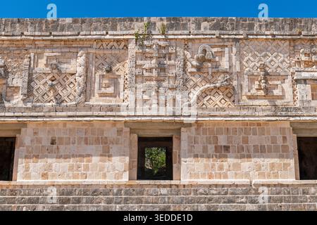 Quadrilatère des moniales architecture maya avec serpent à plumes Quetzalcoatl ou Kukulkan, Uxmal, Mexique. Banque D'Images