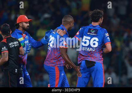 Team Delhi Capitals célèbre après la chute d'un guichet lors de Delhi Capitals vs Chennai Super Kings, 48ème match de l'Indian premier League 2026 au stade Arun Jaitley, New Delhi, Inde, le 5 mai 2026. Banque D'Images