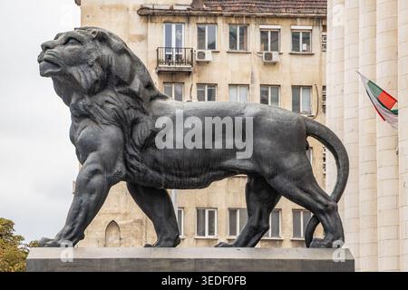 Sofia, Bulgarie. 18 octobre 2023. Une des deux sculptures de lion devant le palais de justice de Sofia. Banque D'Images