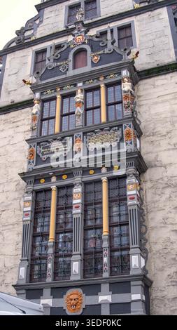Vue détaillée de l'impressionnant portail d'entrée de la mairie médiévale de Hann Münden Banque D'Images