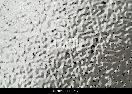 Vue rapprochée d'une surface blanche texturée présentant des motifs subtils et des détails complexes, idéale pour les designs modernes et les projets artistiques. Banque D'Images