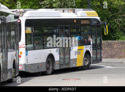 Grande gare routière de Lijn avec plusieurs plates-formes formant un centre de transport majeur Hoppin à Bruges. Bruges, Belgique 16 avril 2026 photo Werner Lerooy. Banque D'Images