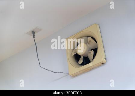Un ventilateur d'évacuation de plafond installé sur un mur, conçu pour améliorer la circulation de l'air et améliorer le confort dans les espaces intérieurs tout en conservant un esthétisme moderne Banque D'Images
