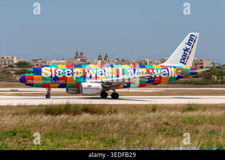 Airbus A319-112 de Germanwings (REG : d-AKNF) à Park Inn livrée spéciale décollant de la piste 32. Banque D'Images