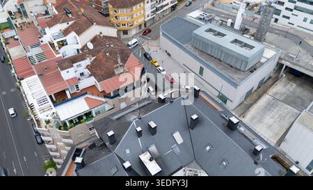 Ourense, espagne, 1er mai 2026, vue aérienne capturant les toits résidentiels, les rues urbaines et les bâtiments du complexe universitaire hospitalier Banque D'Images
