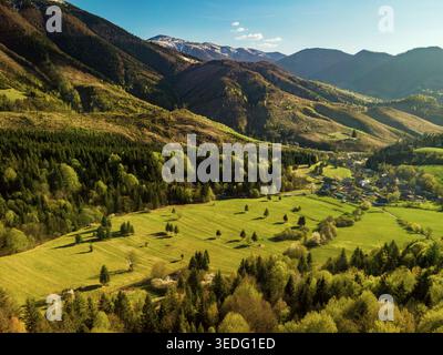 Paysage de montagne tranquille. Campagne calme à Dawn avec Rolling Hills et maisons de village pittoresques Banque D'Images