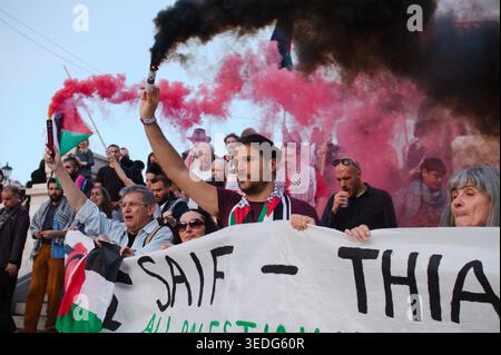 Des manifestants pro-palestiniens allument des fusées éclairantes lors d'une marche de solidarité à Gaza dans le centre d'Athènes. Grèce | mai 2026. Banque D'Images
