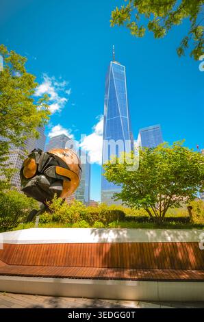 New York City, New York, États-Unis – 4 mai 2026 : sculpture sphère dans Liberty Park avec One World Trade Center en arrière-plan. Banque D'Images