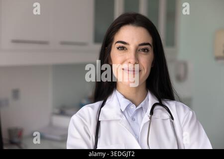 Gros plan portrait de la tête de la femme latina souriante médecin Banque D'Images