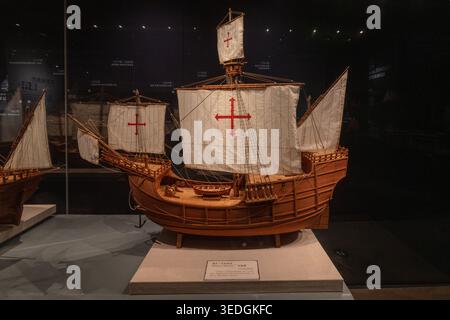 Modèle moderne orné du fleuron de Colomb Santa María au Musée maritime de Chine à Shanghai, symbole de l'ère historique de la découverte Banque D'Images