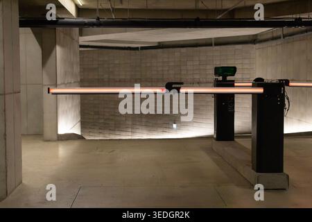 Barrière de stationnement dans un garage souterrain. Infrastructure urbaine moderne et concept de transport. Banque D'Images
